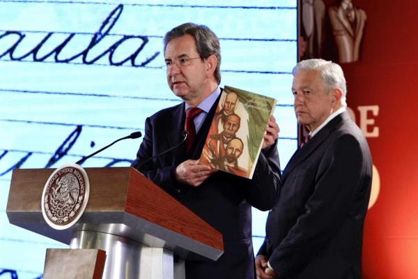 Libros de texto gratuito aún son fuente de conocimiento, afirma Esteban Moctezuma