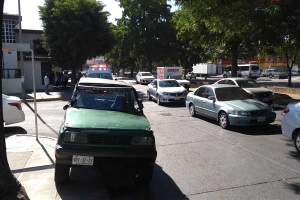 Choque y volcadura de vehículo en Las Quintas