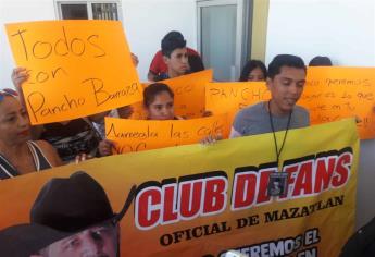Se manifiestan fans de Pancho Barraza en el Ayuntamiento de Mazatlán