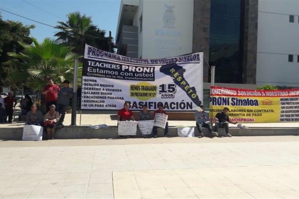 Teachers se manifiestan y exigen aumento salarial