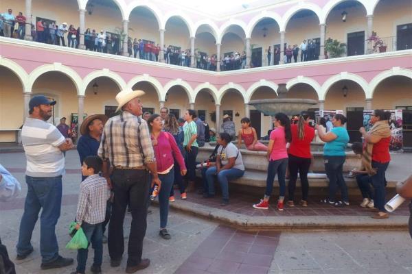 Llegan inconformes del plebiscito a Palacio Municipal de El Fuerte