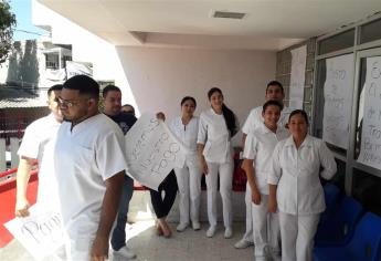 Se manifiestan trabajadores del Hospital General de Mazatlán