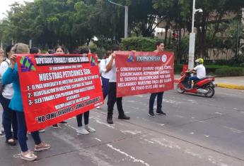 Protestan extrabajadores de Prospera frente a Palacio de Gobierno