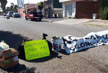 De nuevo bloquean parte de la calle Madero