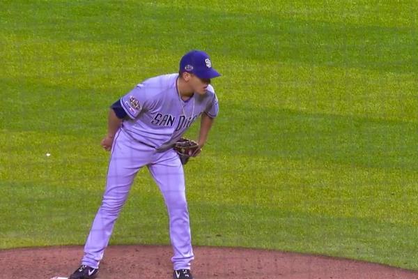 Gerardo Reyes triunfa en su debut con Padres