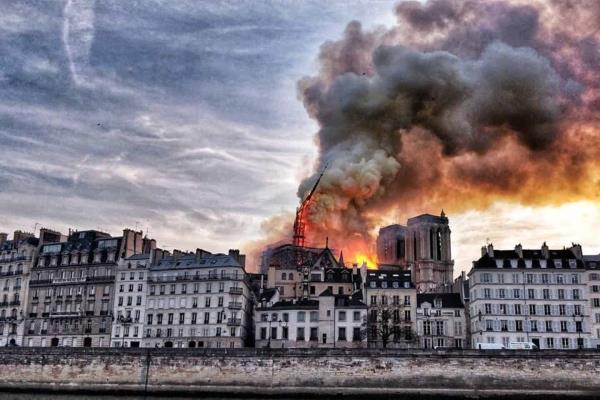 Colapsa aguja de la joya gótica de la catedral de Notre Dame