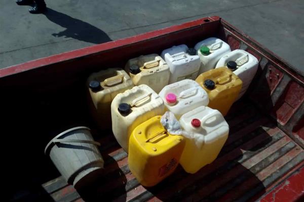 Aseguran bidones con gasolina robada en el ejido Primero de Mayo