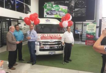 Apoya Toyota a Esperanza de Luz con una camioneta