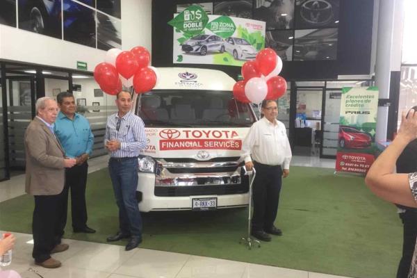 Apoya Toyota a Esperanza de Luz con una camioneta