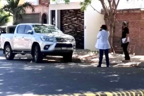 Balean camioneta afuera de domicilio en Culiacán