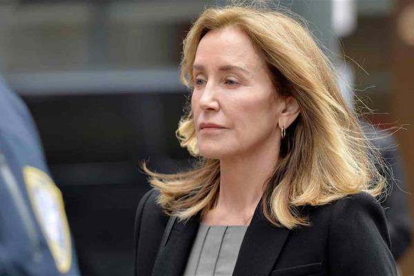 Felicity Huffman inicia condena de 14 días en prisión por soborno