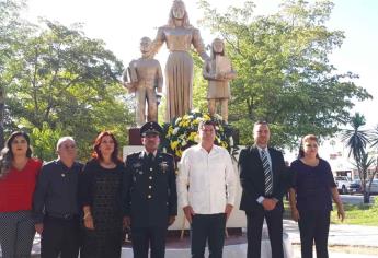 Reconocen labor del magisterio y colocan ofrenda en el Monumento al Maestro