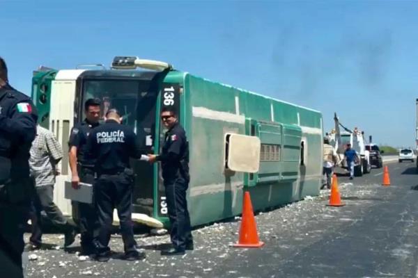 Vuelca unidad de pasajeros en Guasave; una mujer lesionada