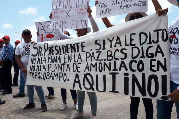 Ante llegada de AMLO a Los Mochis, manifestantes abarrotan aeropuerto local