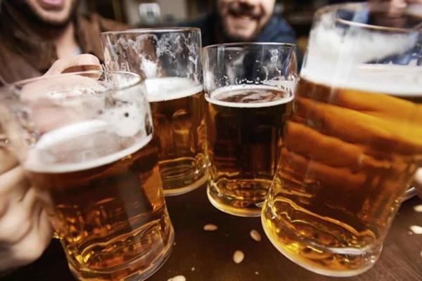 Niñas y mujeres abusan del alcohol, a la par que hombres