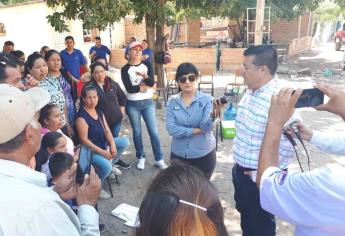 Padres de familia bloquean carretera para exigir terminación de techumbre