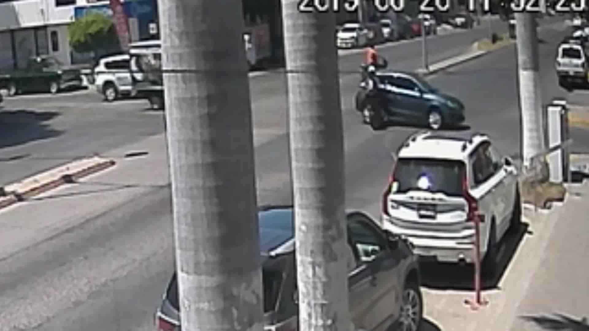Motociclista se pasa un semáforo en rojo y choca