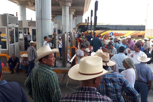 Gestiona Quirino para destrabar bloqueo de productores en Cuatro Caminos