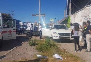 Se pasa el alto, la choca un taxi, y termina arriba de la banqueta