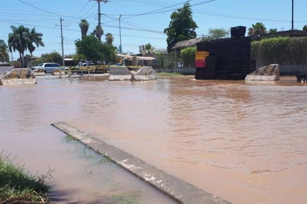 Se rompe tubería de agua y se inunda sector de Álamos 1