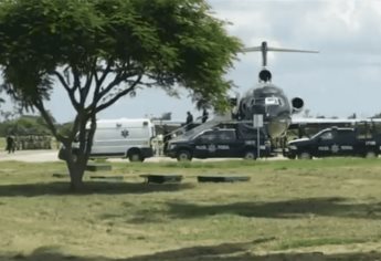 Migrantes haitianos se amotinan en avión de la Policía Federal