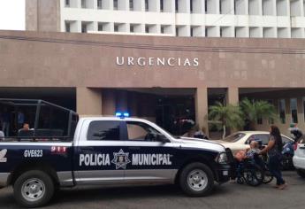 Limpia un arma y se dispara por accidente en el glúteo