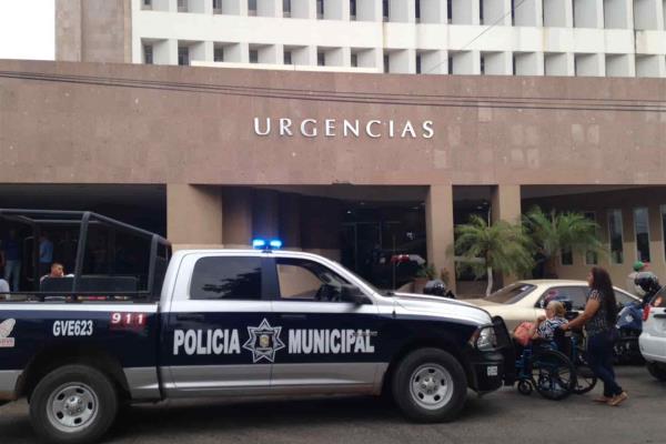 Limpia un arma y se dispara por accidente en el glúteo