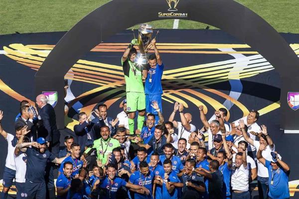Cruz Azul golea al Necaxa y es campeón de la Supercopa MX