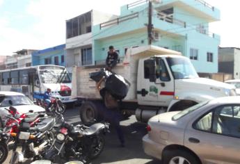 Golpe de calor afecta a recolectores de basura, en Mazatlán