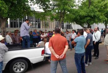 Se manifiestan productores ante oficinas de la FND