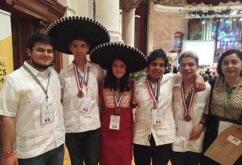 Niños apoyados por Del Toro ganan oro, plata y bronce en Matemáticas, en Sudáfrica