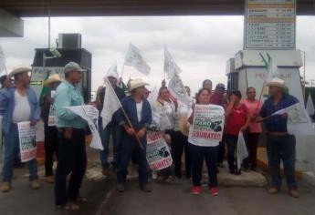 Afecta a miles bloqueo de caseta de San Miguel Zapotitlán