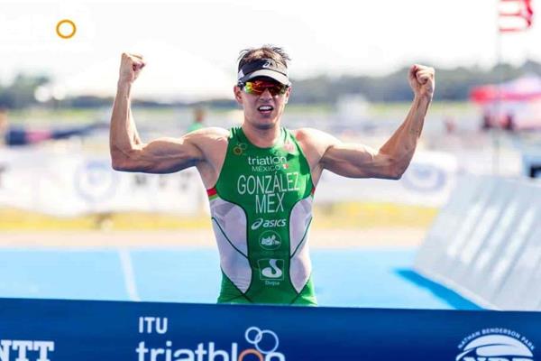 Abanderan a selección de México que irá a Campeonato Mundial de Triatlón