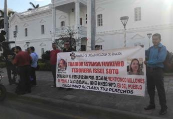 Activistas se manifiestan en el Ayuntamiento de Culiacán