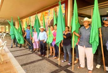 Miembros de la UNTA se plantan en Palacio de Gobierno