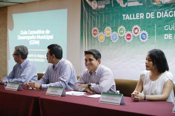 Capacitan a funcionarios municipales en modelos de mejora continua