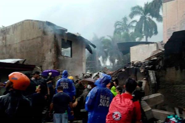 Mueren ocho personas al estrellarse avión en Filipinas
