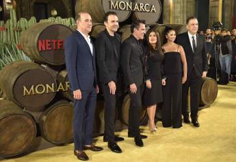 Salma Hayek y elenco de “Monarca” celebran con mariachi