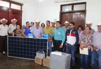 Entregan paneles solares a 15 familias de El Fuerte