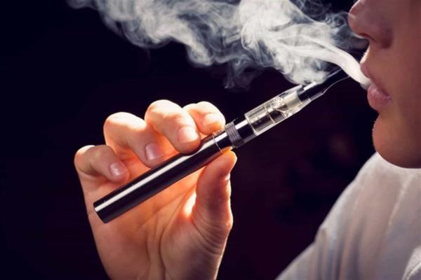 Cigarros electrónicos, favoritos entre menores de edad