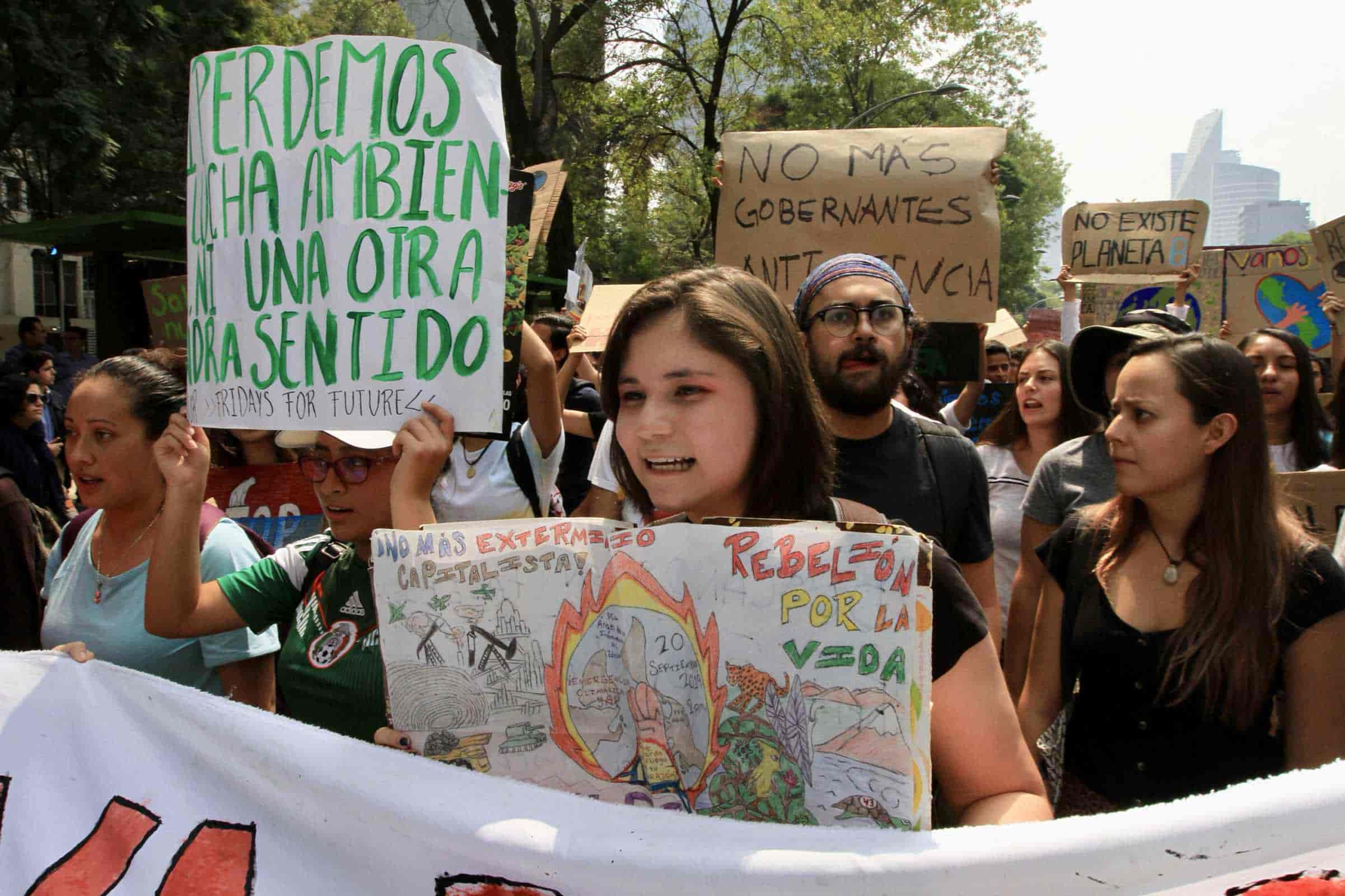 Ambientalistas marchan en la CDMX contra cambio climático