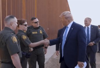 Trump firma muro fronterizo y lanza amenaza a México