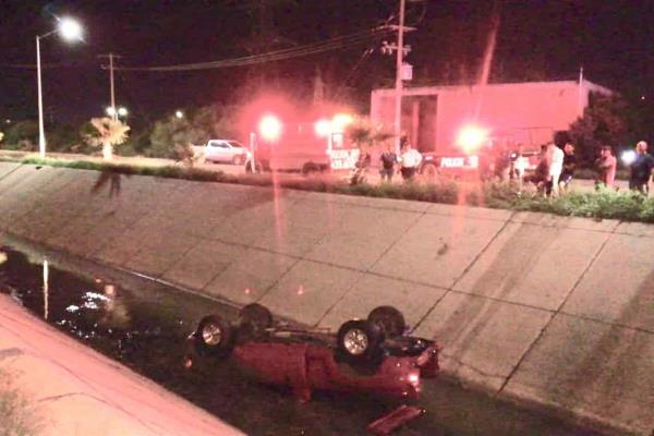Mujer lesionada al caer en su camioneta al dren Juárez