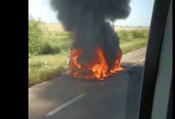 Se incendia camioneta en la México 15, a la altura de La Costeña