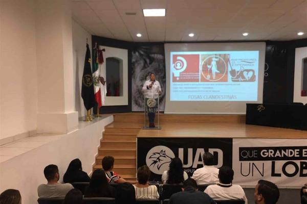 Fosas clandestinas, conferencia de colectivos en la UAD