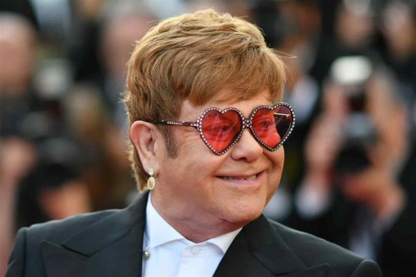 Elton John abre el telón de su vida en libro autobiográfico
