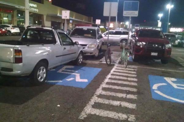 Tránsito van contra quien invada accesos para discapacitados