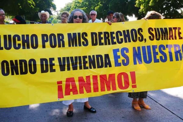 Jubilados bloquean avenida Insurgentes; exigen pago del Fondo de Vivienda