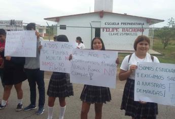 Estudiantes de prepa bloquean la carretera Los Mochis-El Fuerte