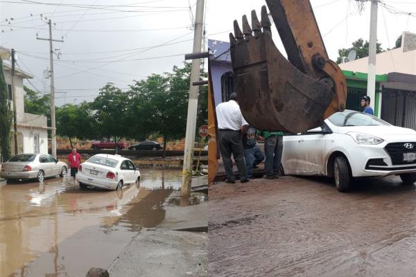 Caen tres vehículos y una joven a zanja en Los Mochis